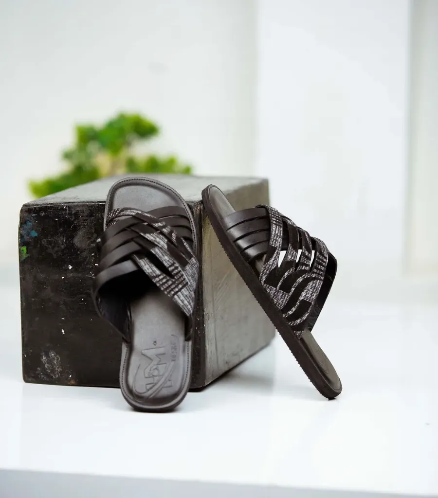 Sandle black with white